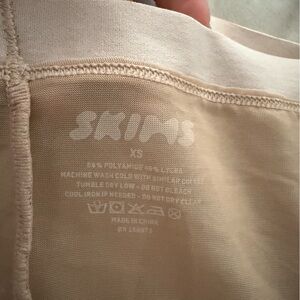 SKIMS Sculpting Mid Thigh Shorts – Size XS